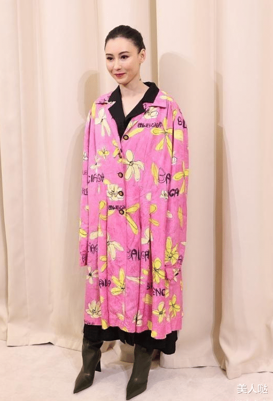 43岁的张柏芝脸也崩了？生图下脸部肿胀双眼凹陷，穿印花睡衣亮相大翻车