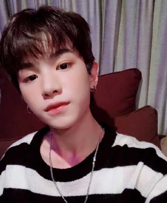 |黄明昊与男友人牵手同行，对方长相帅气颜值高，两人关系引发猜测