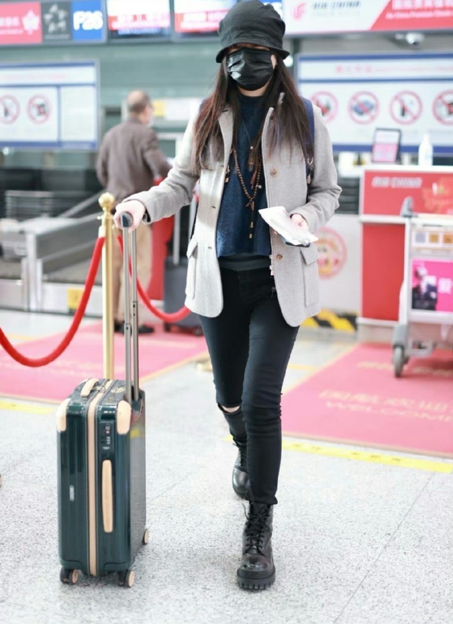 李晓峰|47岁赵薇低调现身北京,包裹严实手拿中国证件,移民传闻不攻自破