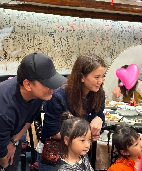 张智霖夫妇酒楼被偶遇，袁咏仪变老还脱发，男方络腮胡全白脸很愁