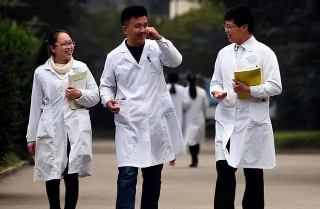 |“医生和教师”不同?实话告诉你,除了收入,这些方面也有不同