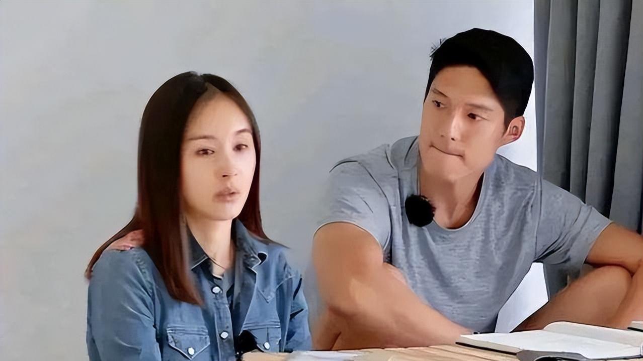 明星|表面是明星背后装皇帝，员工跪地帮其穿鞋，区区艺人这么威风？