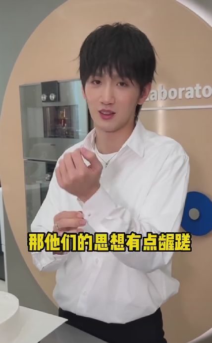 摆摊|好利来二公子摆摊惹争议，开百万豪车卖6块6蛋糕，网友质疑是炒作