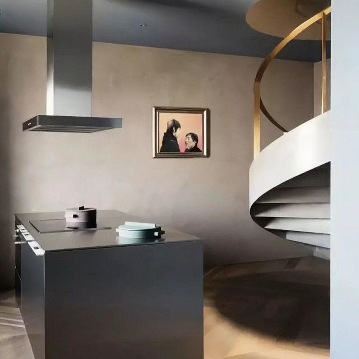 34岁井柏然在北京的家火了：全屋水泥墙，竟没有丝毫俗气，好高级