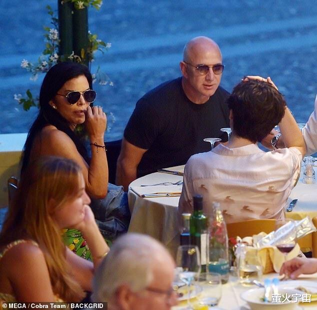 吴倩|贝索斯意大利约会,53岁未婚妻带上了自家的三个娃,健壮身姿很惹眼