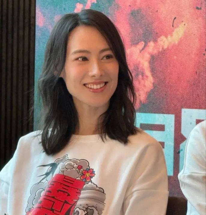 梁洛施：携手张家辉、陈伟霆现身内地路演，怼脸照曝光超显气质