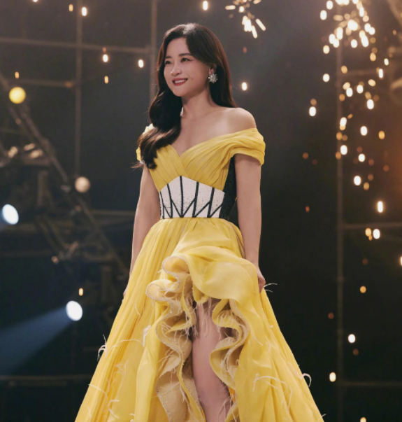 两个贾玲隔空对唱冲上热搜,看到她胸口和大腿上的皮肤,我哭了