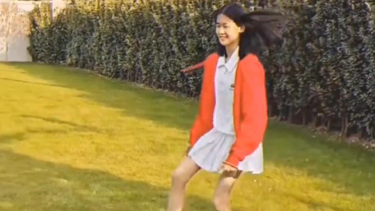 陆毅晒女儿跳舞视频，15岁贝儿仙鹤腿抢镜，获赞比关晓彤腿还要美