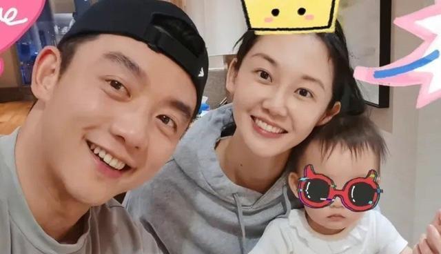 程晓玥|程晓玥带女儿和闺蜜喝下午茶,和网红合影很贵气,比苗苗生活奢侈