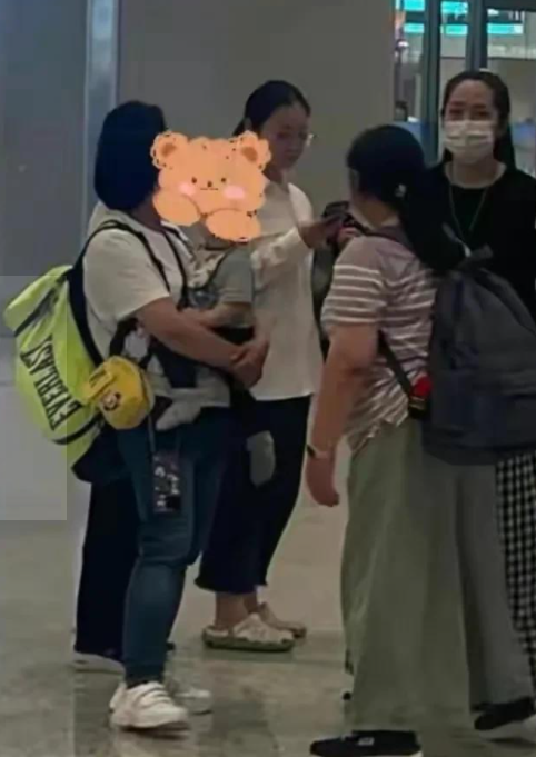 郭碧婷|郭碧婷带娃逛商场，满背火罐形象邋遢，向佐态度冷淡婚变风波升级