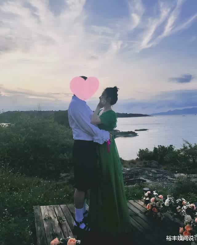 阚清子|曝阚清子被男友求婚成功,手拿鲜花秀硕大钻戒,男方打扮引热议