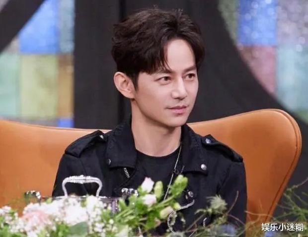 何炅|48岁何炅悬空仰卧起坐,随身带腹肌轮卷腹,却因动作不雅遭痛批