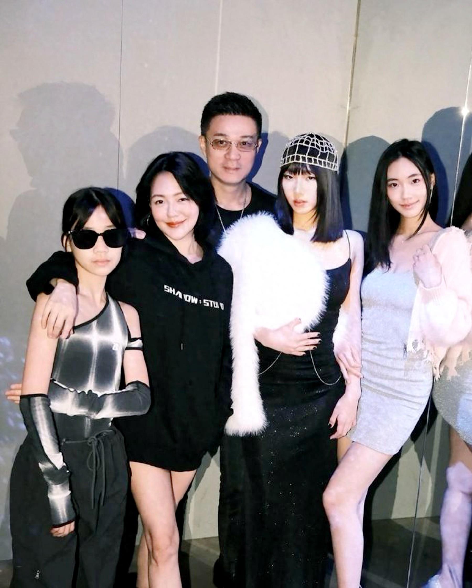 许雅钧罕见和家人团聚,面容憔悴形体消瘦,小女儿戴墨镜超酷