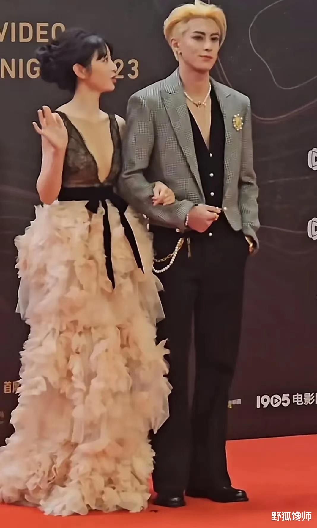 田曦薇亮相腾讯星光大赏，甜妹的脸辣姐的身材，既纯情又性感。