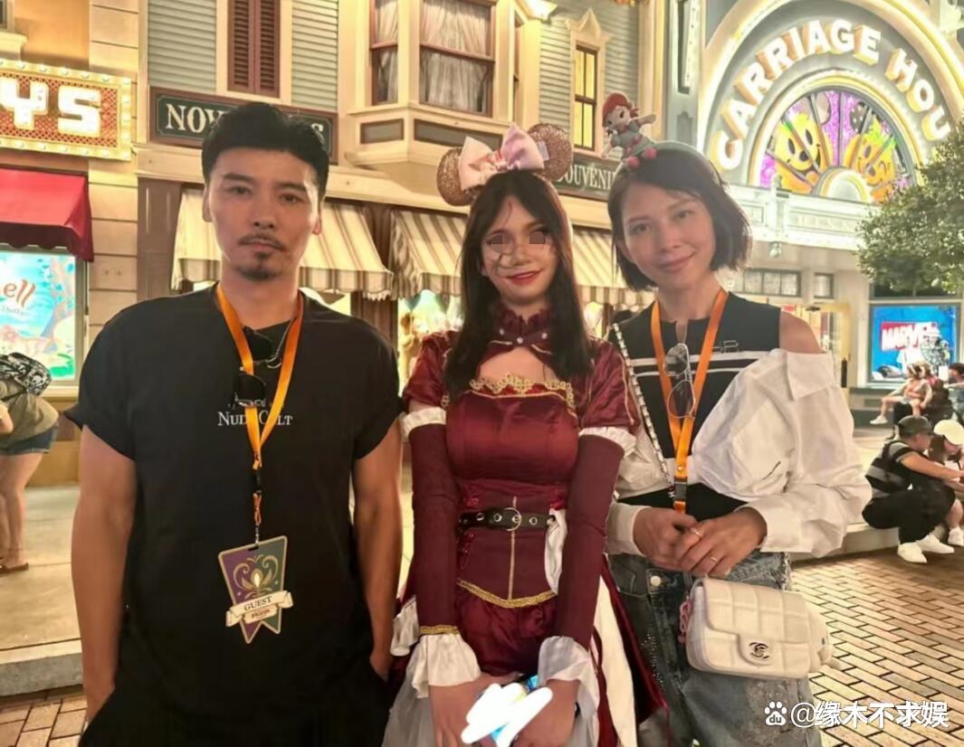 51岁朱茵独自现身迪士尼,背2万包穿着少女,和男子合影引争议!
