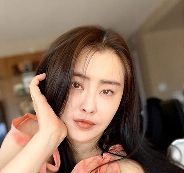 王祖贤现身营业厅办手机卡,浙江富人区拜访朋友,疑返回国内生活