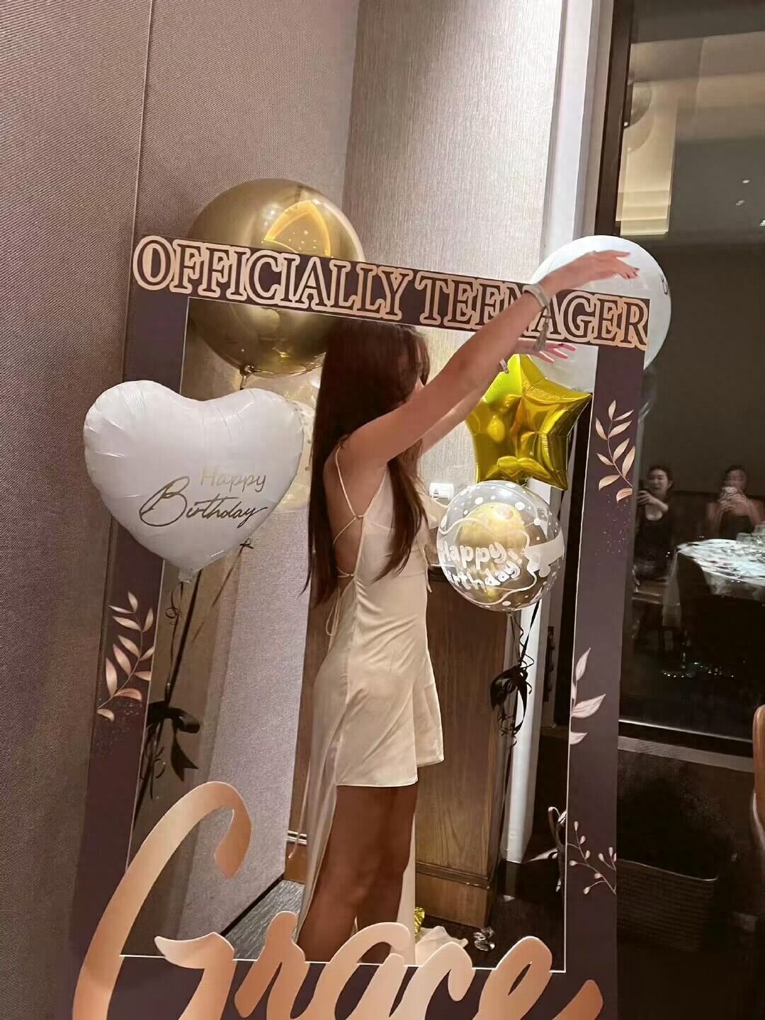 曹格13岁女儿打扮遭吐槽,穿低领露背太成熟,可谓女大十八变