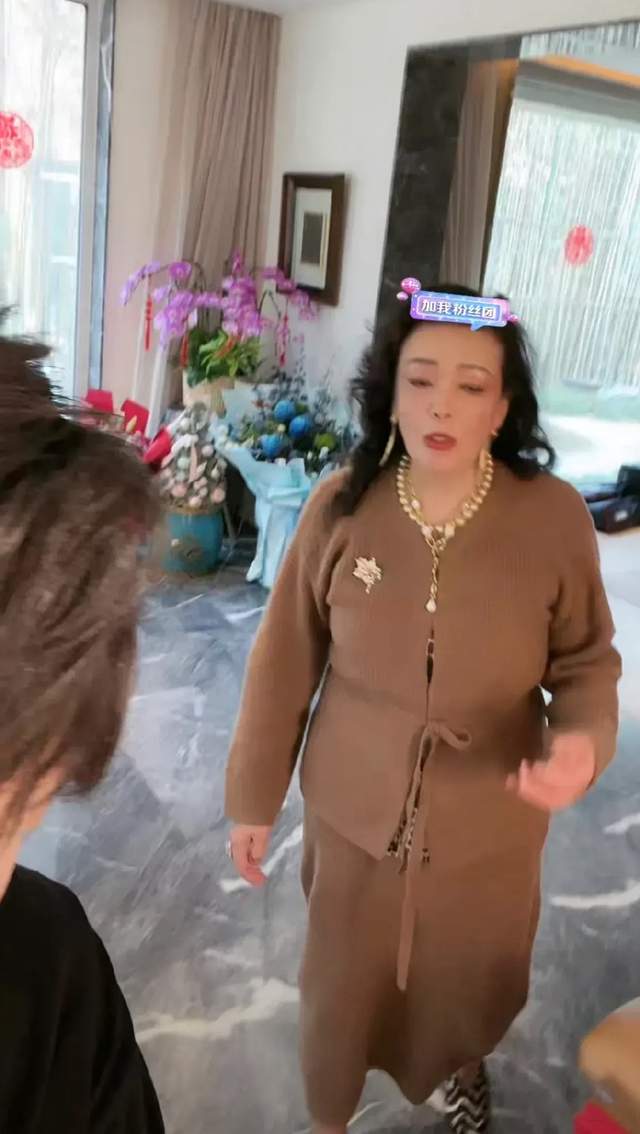 陈小纭|张兰膝盖受伤,画面曝光太吓人,积水严重红肿已无法正常行走