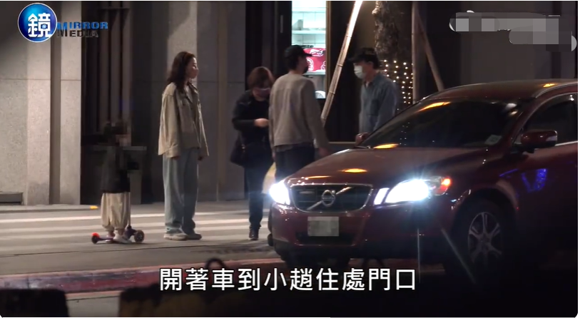 高圆圆|高圆圆赵又廷街头热吻,结婚8年还似热恋,打扮朴素难掩好气质