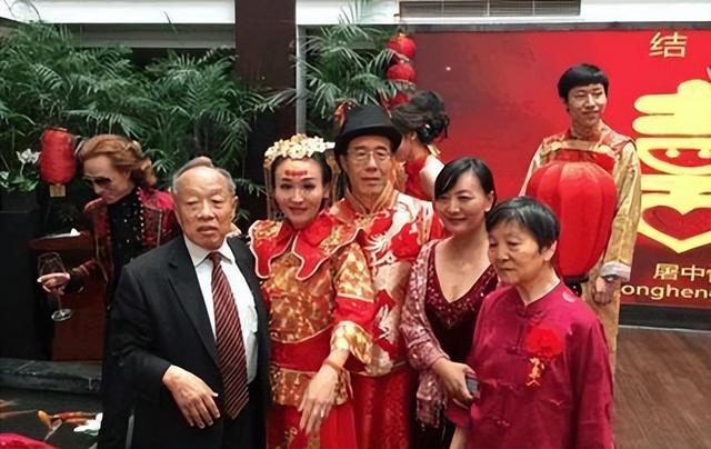 央视女主持曹晴:嫁美国遭家暴,挨饿没自由,一包卫生巾用一年