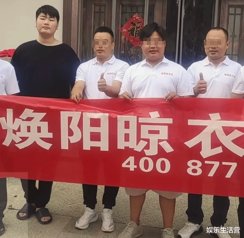 大衣哥儿子朱小伟出道拍广告,子承父业未来可期,二婚后身材暴瘦