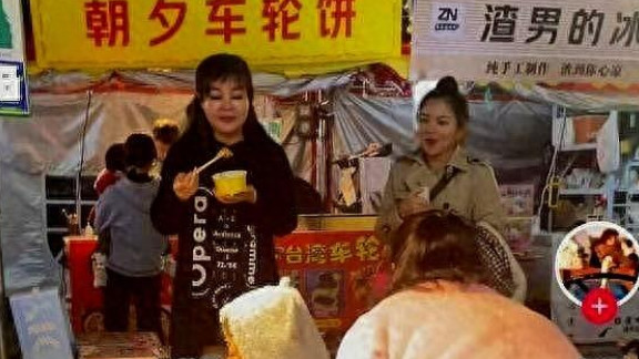 52岁于文红逛夜市被偶遇，头发稀少身材圆润，生图和精修差别大