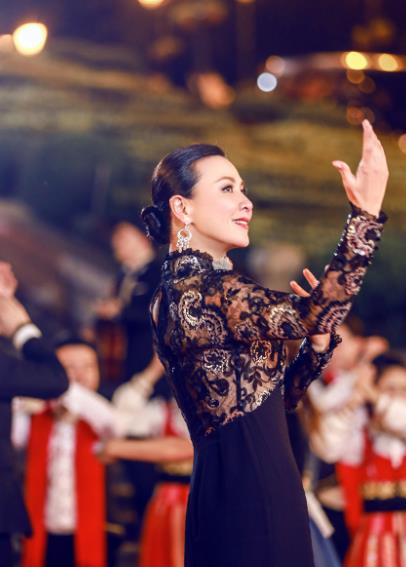 刘嘉玲闺蜜刚亲完梁朝伟,又被爆出轨25岁明星 刘嘉玲:除非我死!