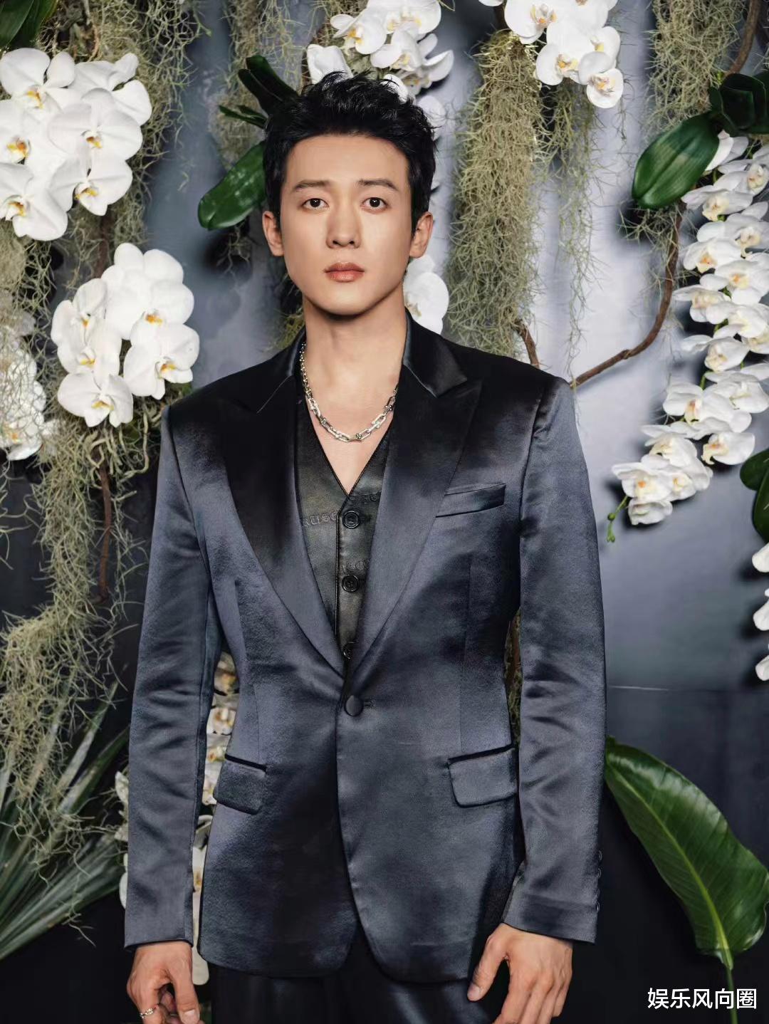 侯雯元钟楚曦恋情曝光!牵手搂腰甜蜜聚餐,网友:没塌房,心碎了