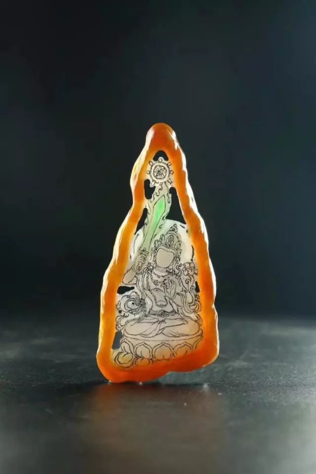 |一块不起眼的翡翠怪桩料，玉雕大师如何精雕细琢的？