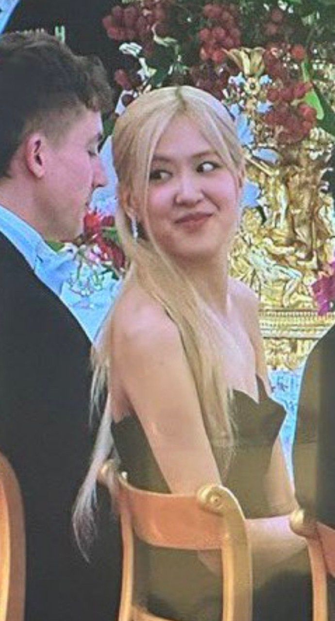 朴彩英王宫晚宴弯腰驼背讨好感强，生图曝真容，礼服像夜店风