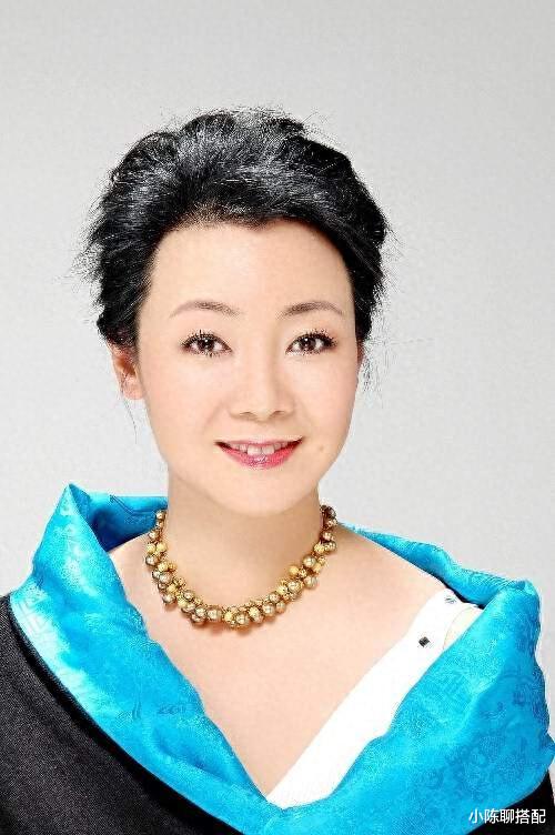 看了萨日娜和鞠萍才明白：只要会打扮，中年发福照样优雅又贵气