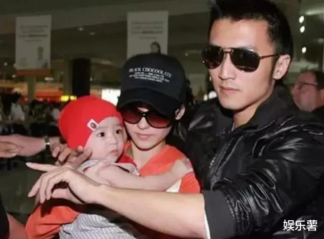 谢霆锋与儿子Lucas再度曝光,身材高挑引人瞩目,冷脸不爱说话