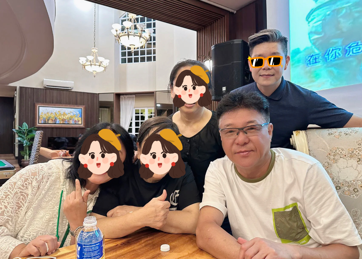 姜育恒|64岁姜育恒定居马来西亚，与多位富婆豪宅内聚餐，贴脸靠头太亲密