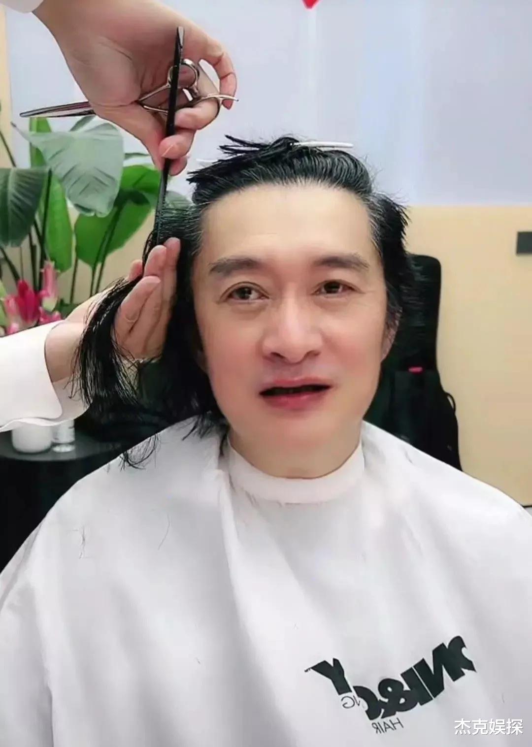 黄安|60岁黄安直播首秀,剪掉留了15年的长发,吸引超过100万网友观看