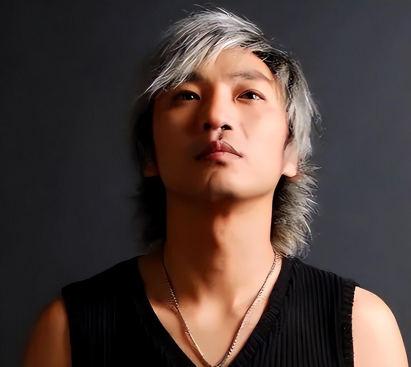 央视春晚|央视春晚一曲成名,被砍下巴脱落缝130针变阶下囚,今卖马桶为生