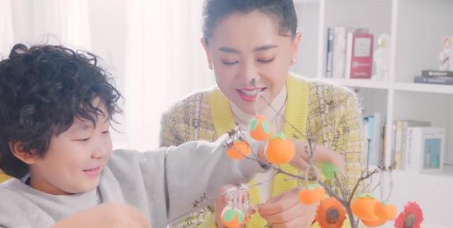 月亮姐姐|月亮姐姐:坐在豪宅分享育儿经,首次带5岁儿子通过央视新闻出镜