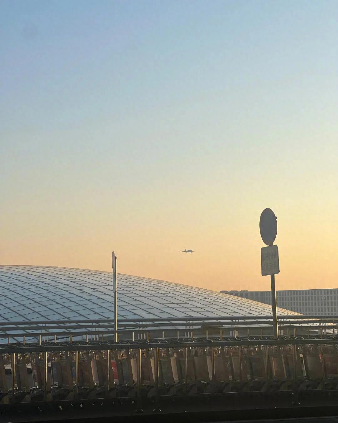 叶檀:与蔡磊深情相拥激动到深夜发微博疑似缺爱,网友说还是悠着点