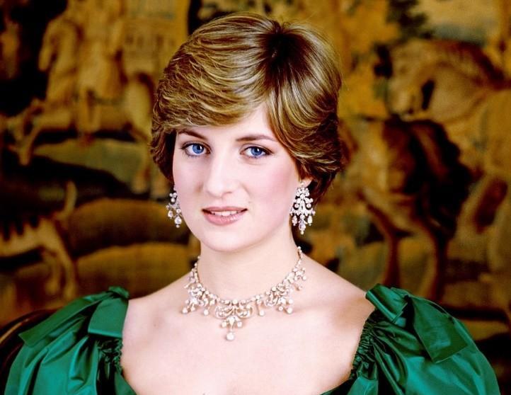 戴安娜|1994年,查尔斯承认出轨卡米拉,戴安娜把裙子领口“挖”去一大块