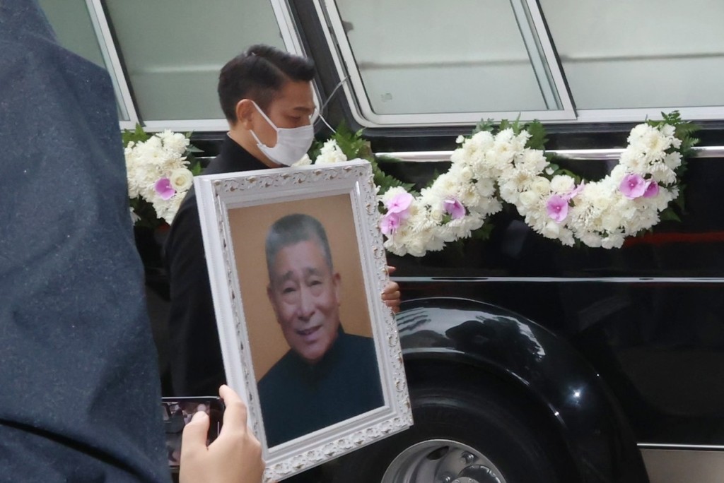 刘德华捧遗照送父亲火化,鞠躬致谢护妻女离开,姐弟六人齐聚