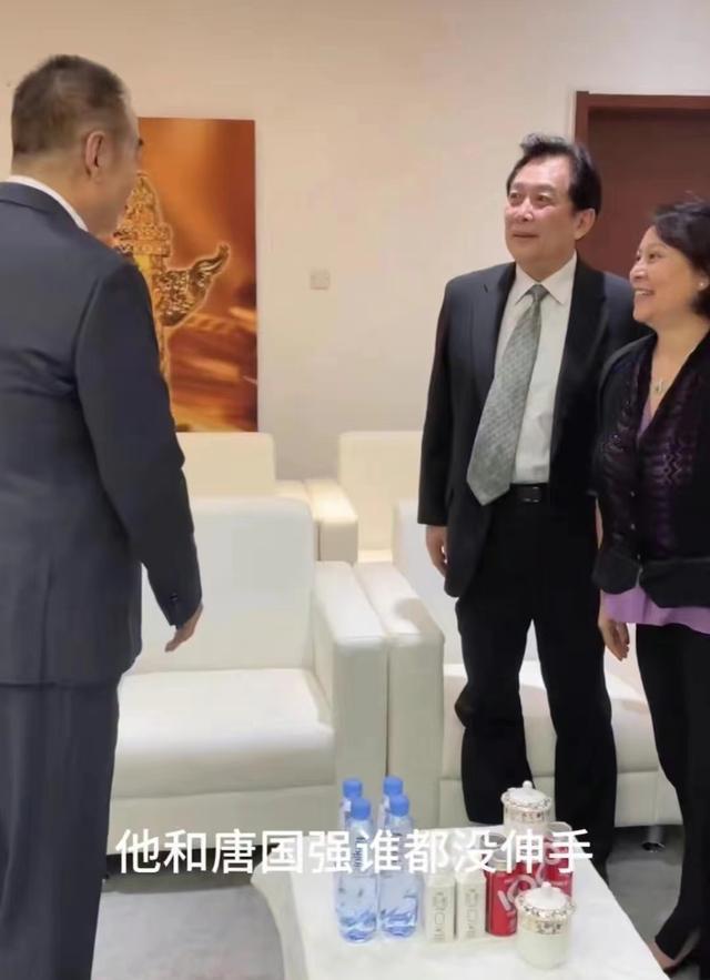 陈凯歌|唐国强礼貌起身跟陈凯歌打招呼，对方却无视他转身就走