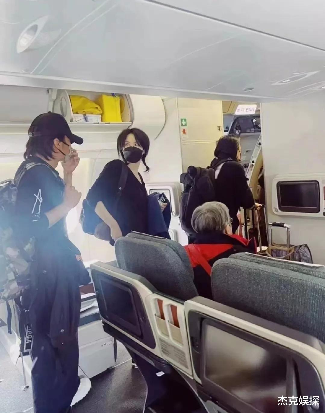 古天乐|王菲谢霆锋牵手亮相回港，两人坐飞机经济舱，大方任由旅客拍照