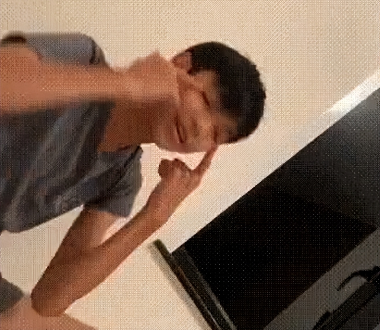 儿子就眯眯眼行为道歉,张智霖气到针灸,夫妻俩评论区沦陷