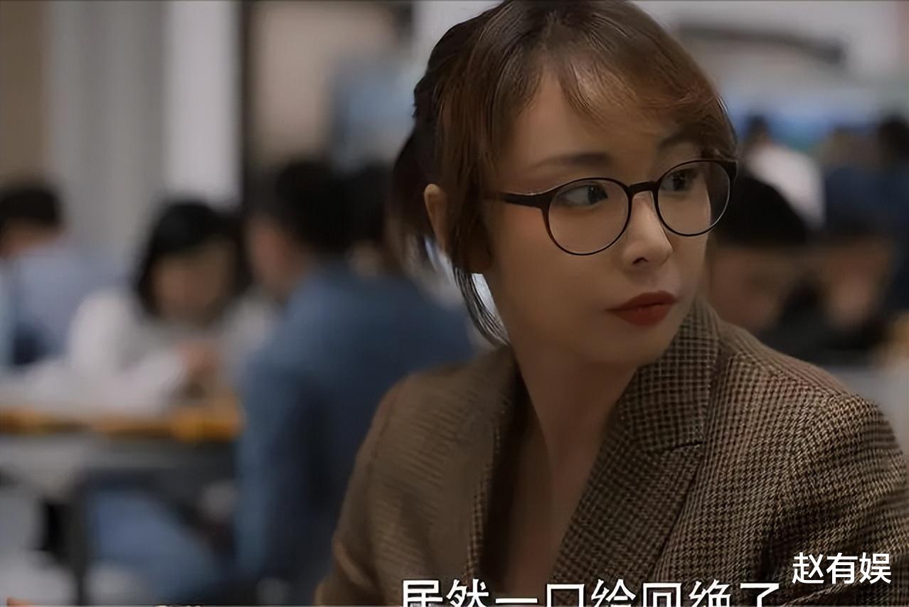 高叶|高叶戛纳红毯遇尴尬！礼服侧面崩开扎线，网友：让高启强给买衣服