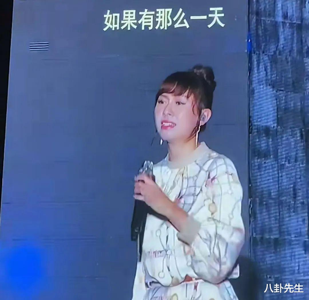 42岁卓依婷罕见公开演唱，未修图照颜值崩塌，出场费仍非常可观