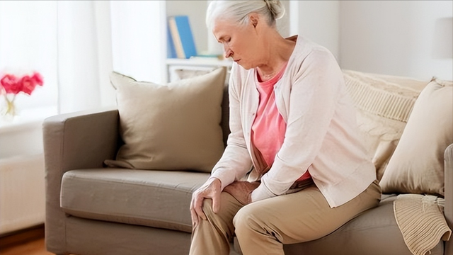 中老年人经常压腿、拉筋,到底是好是坏?骨科医生给出明确回复