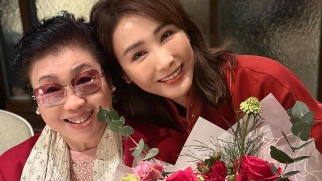 杨紫|黎姿请父母吃饭为妈妈庆生 搂着妈妈开心合影 难得分享父母同框