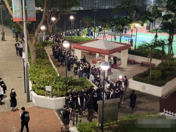 刘德华捧遗照送父亲火化,鞠躬致谢护妻女离开,姐弟六人齐聚