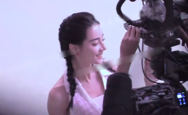 迪丽热巴|迪丽热巴回国营业：穿吊带短裙露小蛮腰，肚子平平力破怀孕传闻