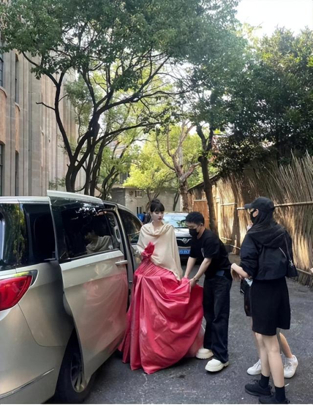美胸 张嘉倪“下车照”被疯传，生图下流出真实容颜，360度无死角