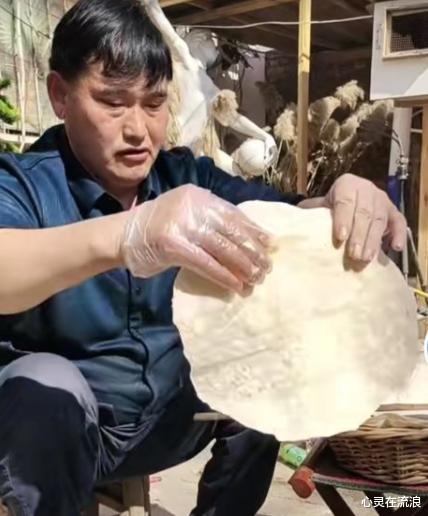 陈萌|陈萌挺孕肚拖地被夸贤惠，7点为朱小伟做早饭，动作熟练不喊累